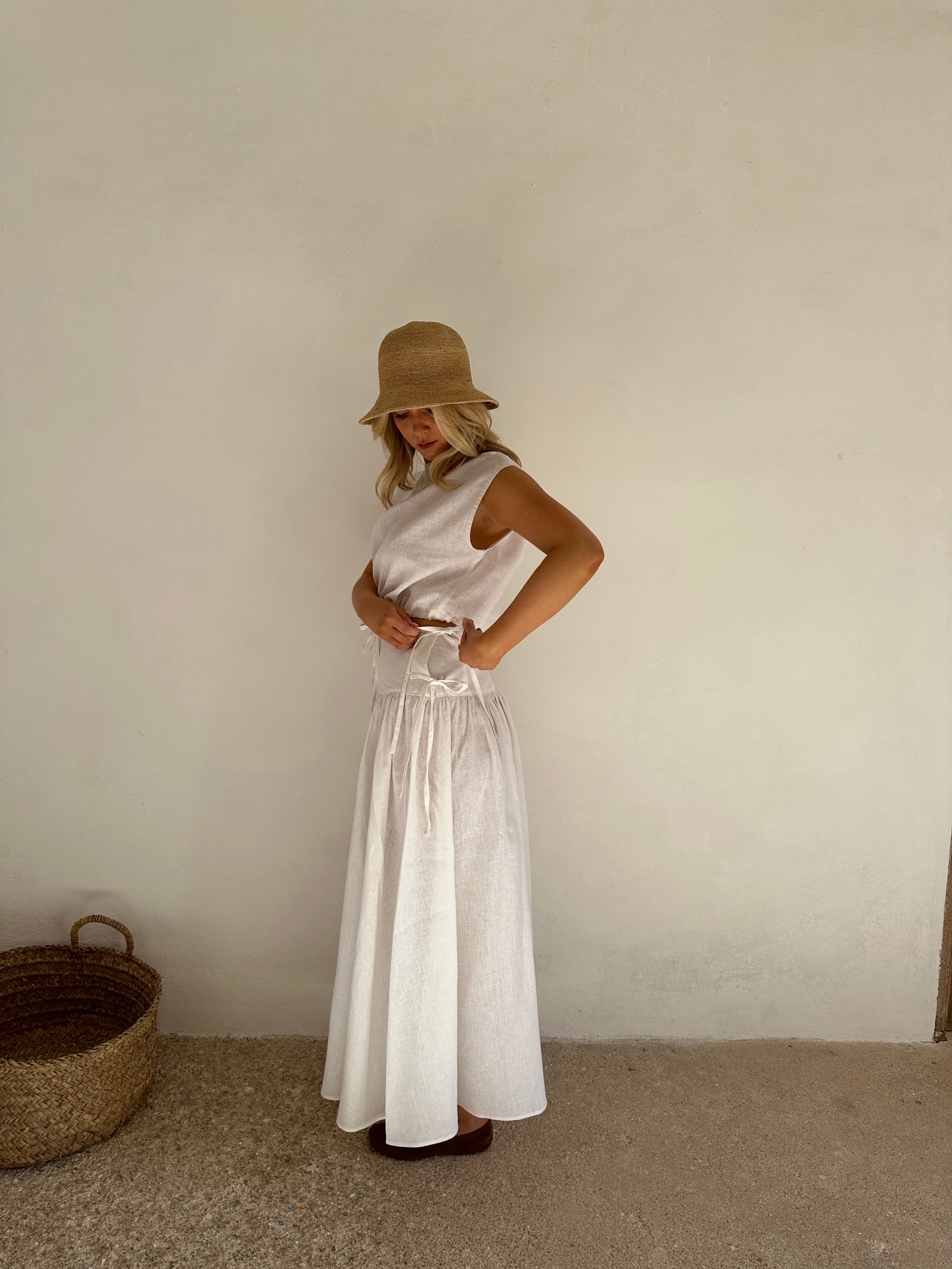 falda blanca de lino