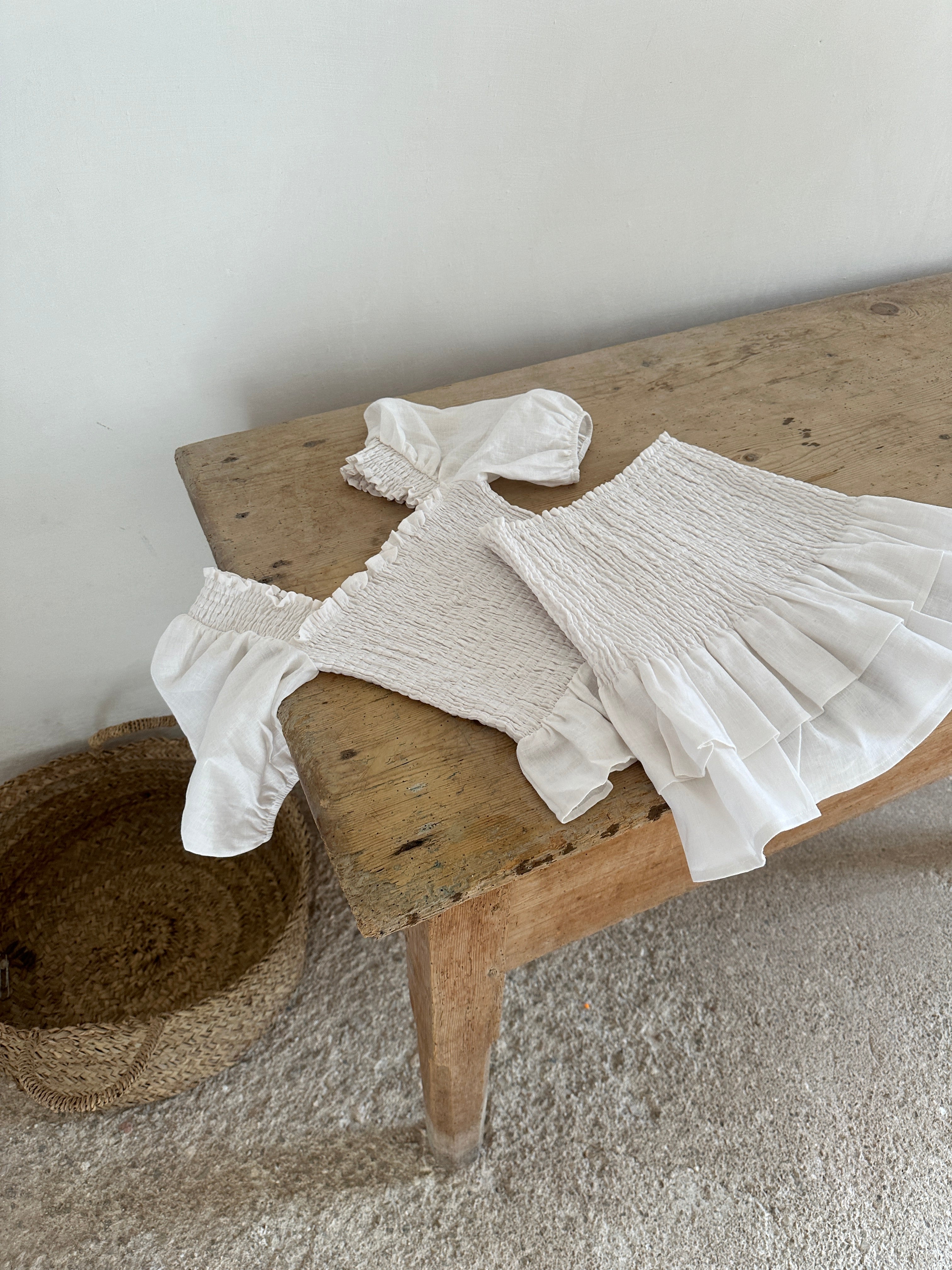 conjunto falda de lino y top blanco